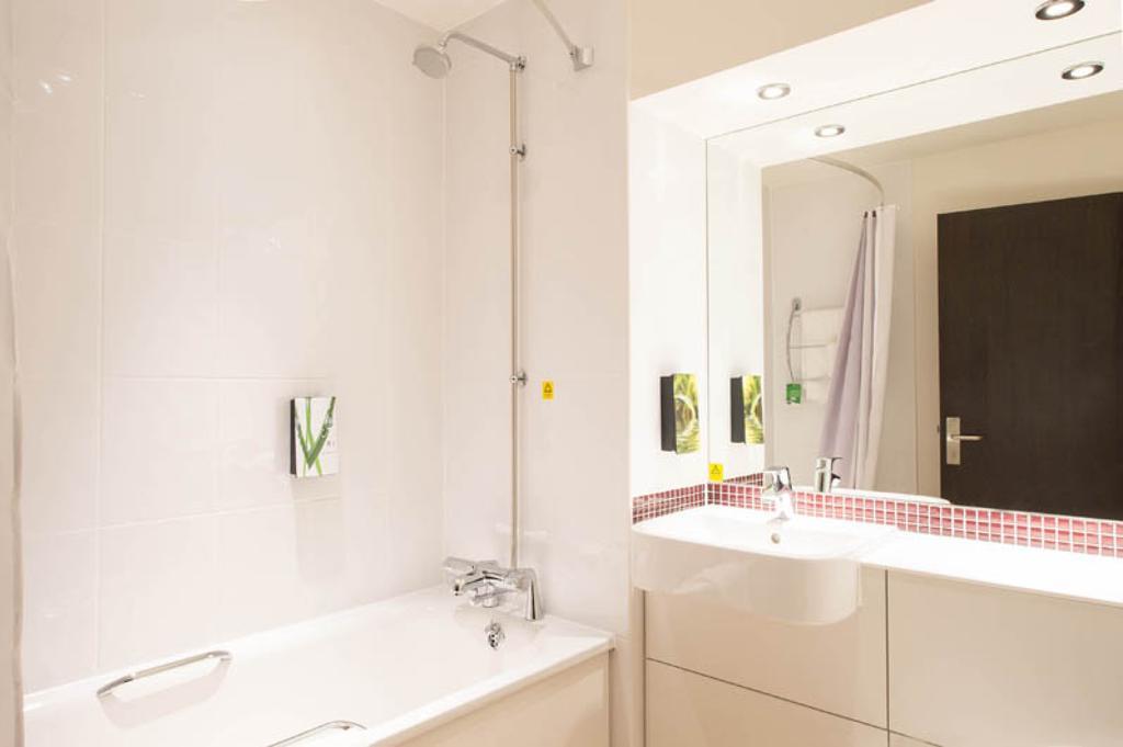Premier Inn Glasgow East Kilbride - Peel Park Buitenkant foto